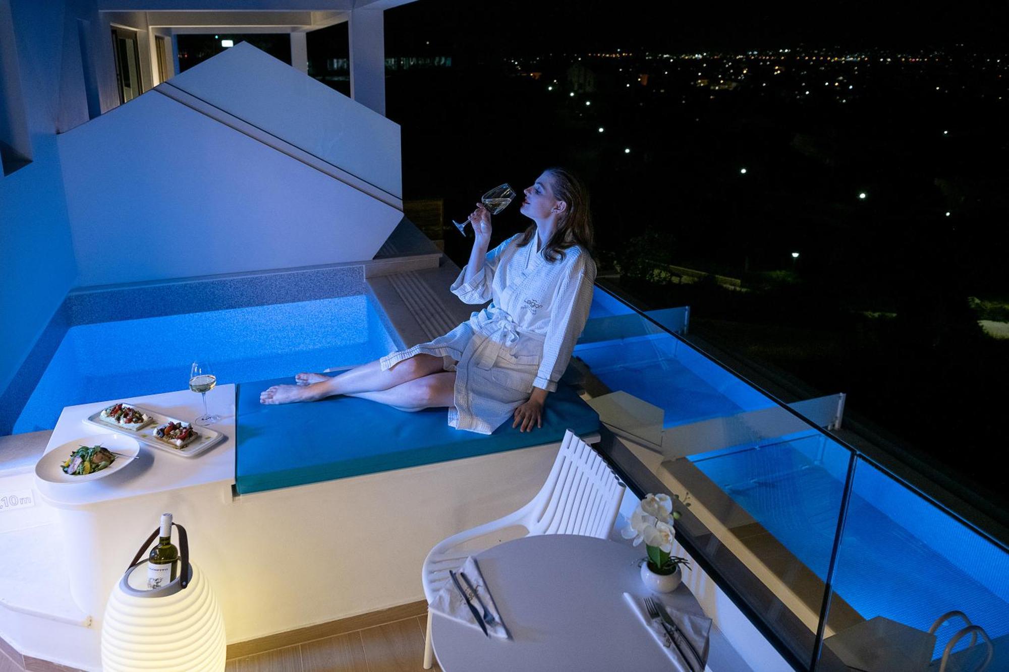 Lagon Life Spirit Boutique Hotel - Adults Only Chania  Luaran gambar A woman on a balcony