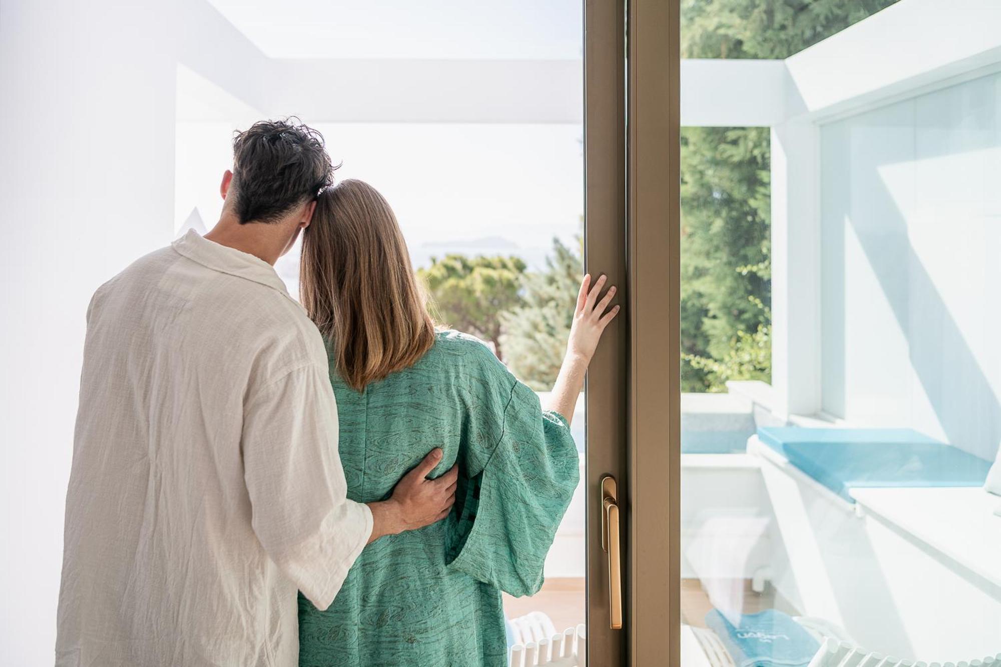 Lagon Life Spirit Boutique Hotel - Adults Only Chania  Luaran gambar A couple standing in front of a window